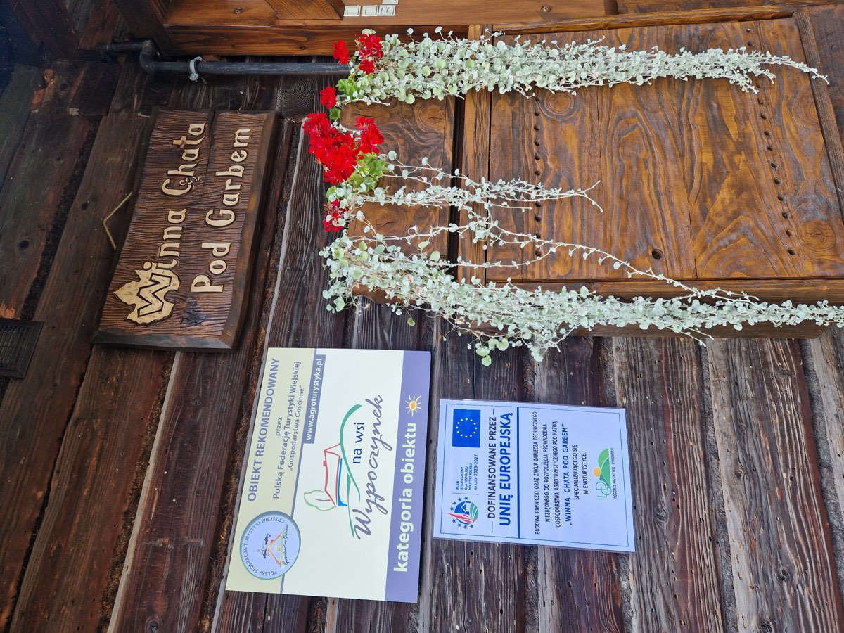 Szyld i tablice przy wejściu / Sign and plaques at the entrance